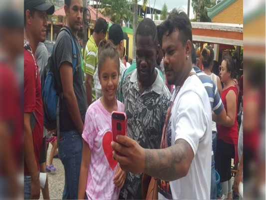 'Tyson' Núñez visitó a migrantes hondureños de la caravana en Guatemala