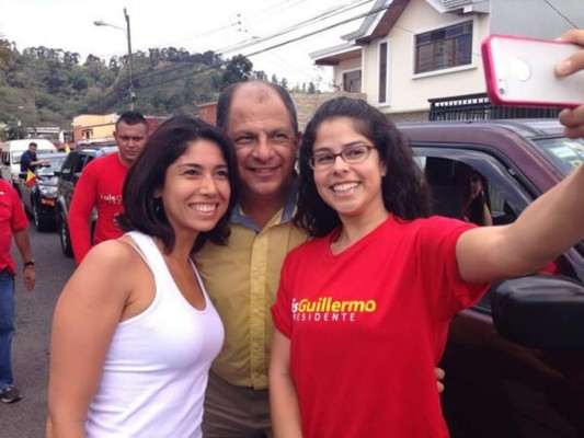 Selfies y 'exceso de amor' en atípicas elecciones en Costa Rica