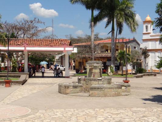 Mal estado de vía afecta turismo en Copán Ruinas