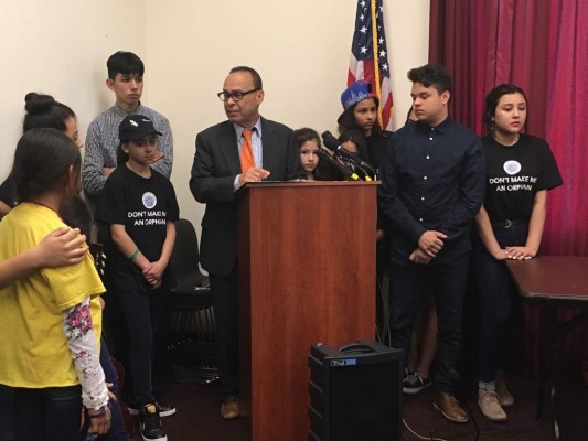 Niños de EUA demandarán a Trump por deportación de sus padres