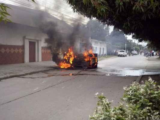 Carro choca, da tres vueltas y se incendia en San Pedro Sula
