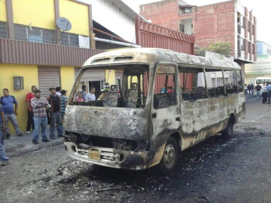 Supuestos pandilleros incendian microbús en Comayagüela
