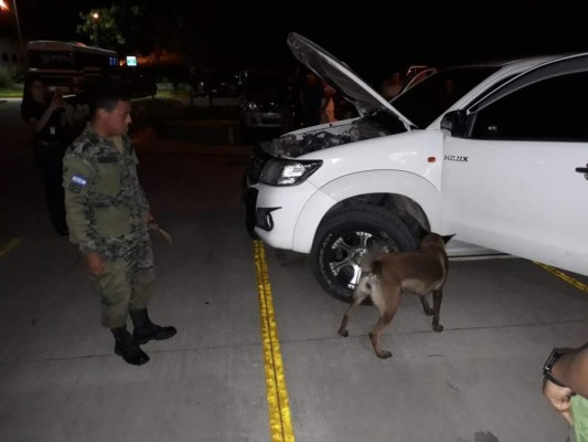 Decomisan 20 paquetes de dólares en caleta de vehículo en San Pedro Sula