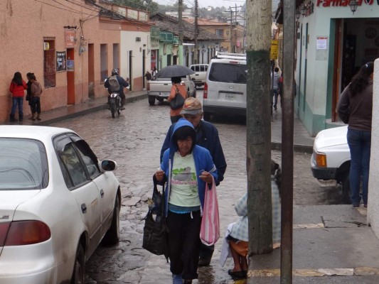 Las bajas temperaturas y la lluvia han afectado a los pobladores del occidente de Honduras desde hace casi un mes.