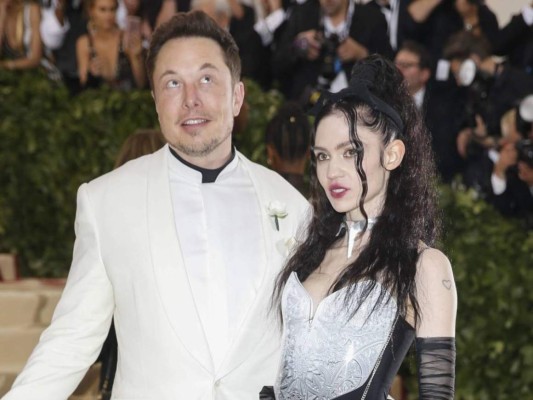 Novia del multimillonario Elon Musk asegura que 'disfruta” tener covid-19