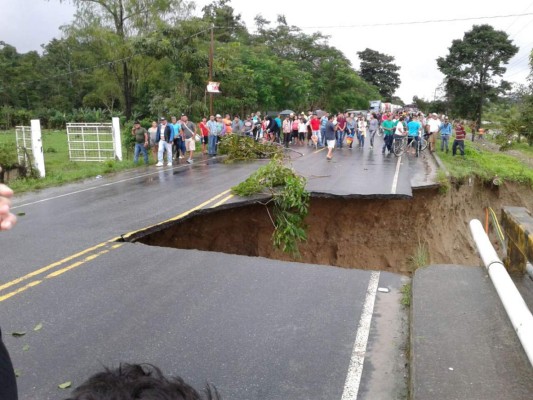 Se parte una carretera en Omoa y autoridades decretan emergencia