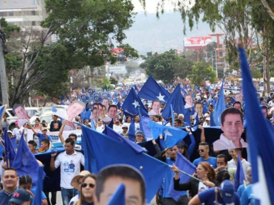 Con banderas e impresos, los nacionalistas participaron masivamente del cierre de campaña.