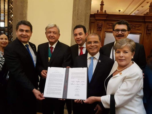 Presidente de Honduras firma acuerdo con AMLO plan de desarrollo para atender migración
