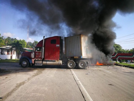 Manifestantes le prenden fuego en Choloma durante toma de carretera