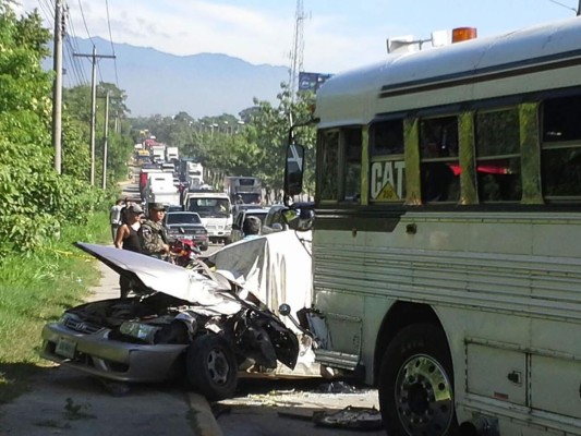 Choque entre bus y turismo deja un muerto en salida a Villanueva