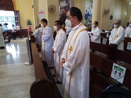 Sacerdotes de San Pedro Sula renuevan sus votos en Misa Crismal