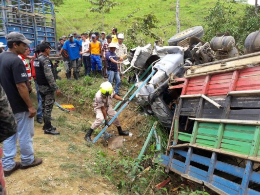 Volcamiento de camión deja dos muertos en Olancho