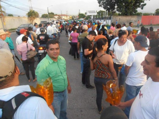 Ceibeños salen a las calles cansados de los apagones de la Enee