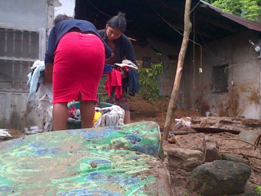Mueren seis niños soterrados por alud al norte de Honduras 