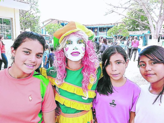 Empleados de Hondutel celebran Día del Niño a menores abandonado