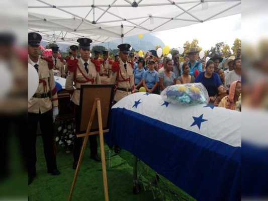 La Policía sepulta con honores a familia que murió en accidente