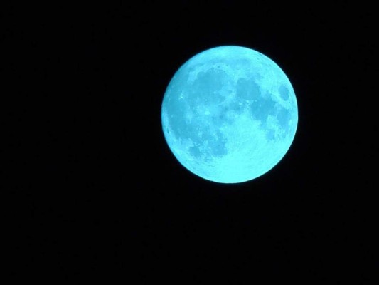 Como recuerda el Observatorio Naval de EEUU en su página web, se llama 'luna azul' a la segunda luna llena dentro de un mismo mes del calendario, julio en este caso. EFE