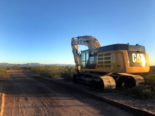 Construcción del muro de Trump extrae miles de galones de agua en el desierto