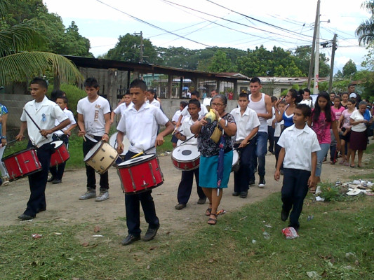 Ritmo y belleza en desfiles patrios del Valle de Sula