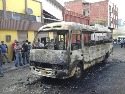 'Levanté a un pasajero que cayó entre las llamas': motorista de rapidito incendiado