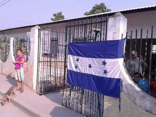 Padres protestan en Santa Bárbara contra la jornada extendida por ola de calor