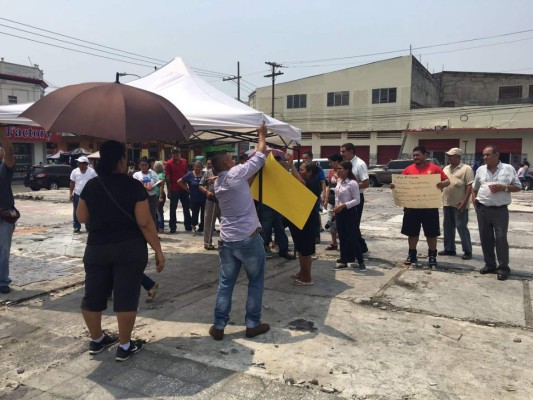 Locatarios piden los dejen vender en mercado que se incendió