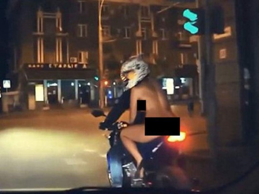 Video: Mujer se pasea desnuda en una moto