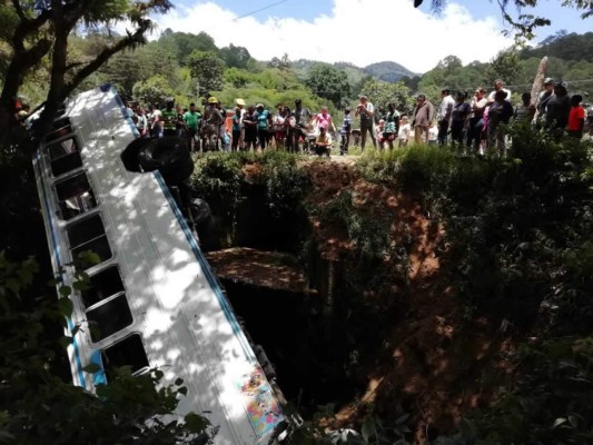 Bus cae en hondonada en El Hatillo y deja varios heridos