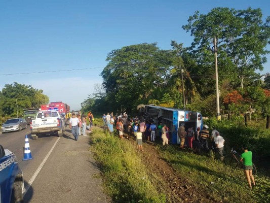 Accidente deja 15 heridos en la carretera de El Progreso a Tela  