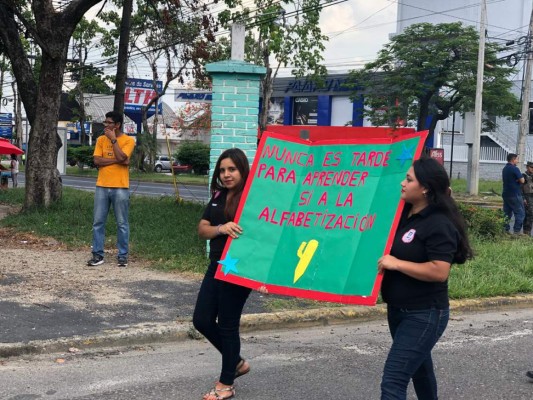Estudiantes desfilan en el Día Internacional de la Alfabetización en San Pedro Sula