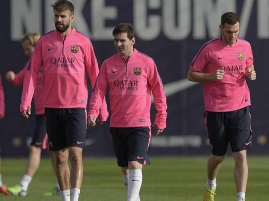 ¿Qué hacen Messi y Piqué mientras el plantel se esfuerza en el entrenamiento?