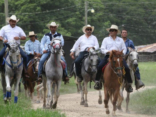 Cabalgan para recaudar fondos para campaña de JOH