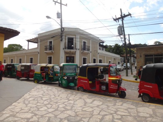 Calle Centroamérica donde se encuentra Café Welchez, frente al Parque Central de Copán Ruinas, Honduras.