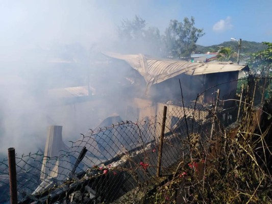 Incendio consume dos viviendas en Roatán, Islas de la Bahía