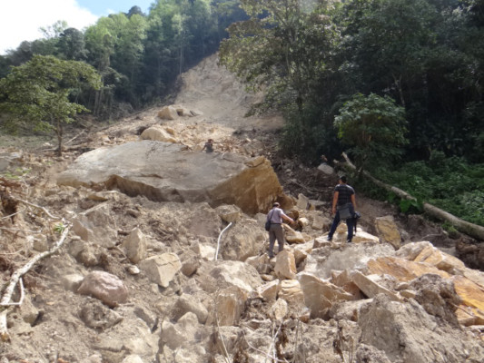 Derrumbe tiene en zozobra a 44 familias en Lempira