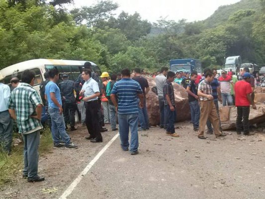 Interrumpido paso vehicular en Santa Bárbara por derrumbes