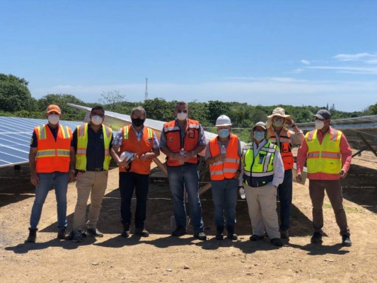 Avanza instalación de paneles en parque de energía solar en Roatán  