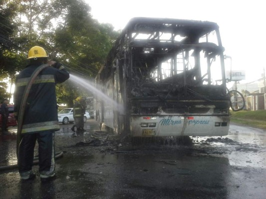Tirotean y prenden fuego a un bus en La Ceiba