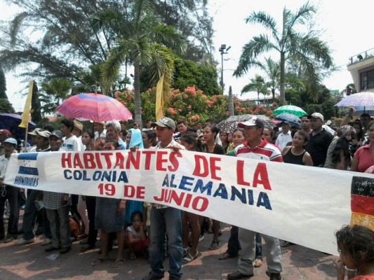 Pobladores de la Alemania protestan frente a la alcaldía progreseña