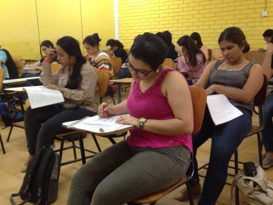 Estudiantes bilingües de la Unah-VS se someten a examen de suficiencia