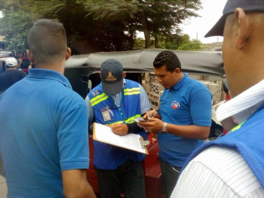 Sancionan a 15 motoristas diarios por permisos