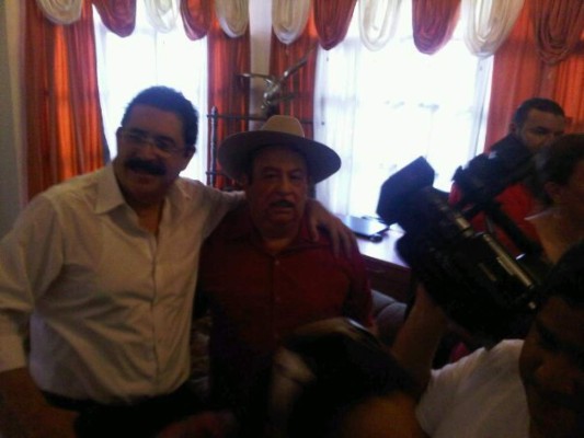 Ulises Sarmiento es militante del partido Libre, acá junto al expresidente Manuel Zelaya.