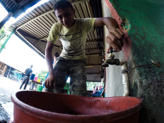 Vecinos se quejan por la falta de agua potable