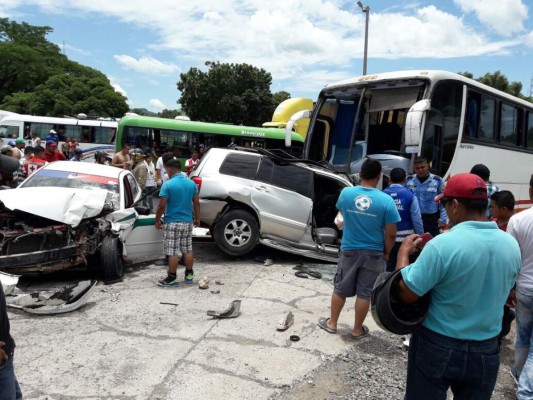 Cuatro muertos deja choque entre autobús y camioneta