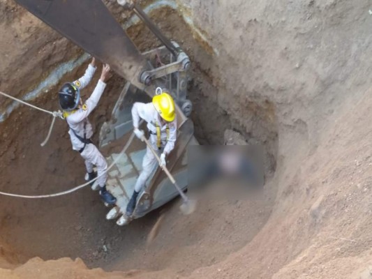 Dos hermanos y su primo mueren soterrados por deslave en Olancho