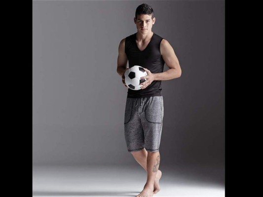 James Rodríguez posa sexy en ropa interior