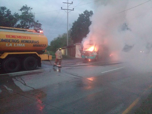 Incendian dos buses de transporte, uno en La Ceiba y otro en La Lima