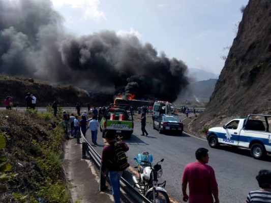 México: Fatal accidente entre un camión y un autobús deja 21 muertos