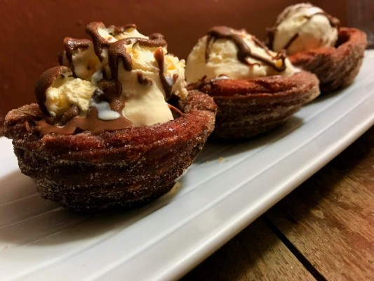 Canastas de churros con chocolate y helado  