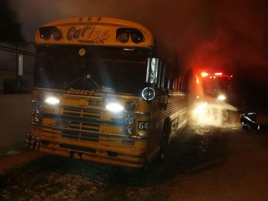 Pasajeros viven tremendo susto tras quemarse autobús donde se conducían